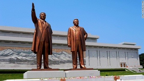 Bức tượng hai nhà lãnh đạo quá cố Kim il-Sung và Kim Jong-il
